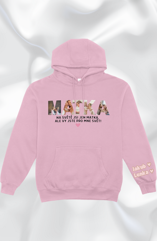 Mikina s kapucí s nápisem "MATKA"